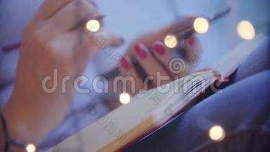 女人手使用手机智能手机，有五颜六色的灯光背景。 智能手机在女人手里。